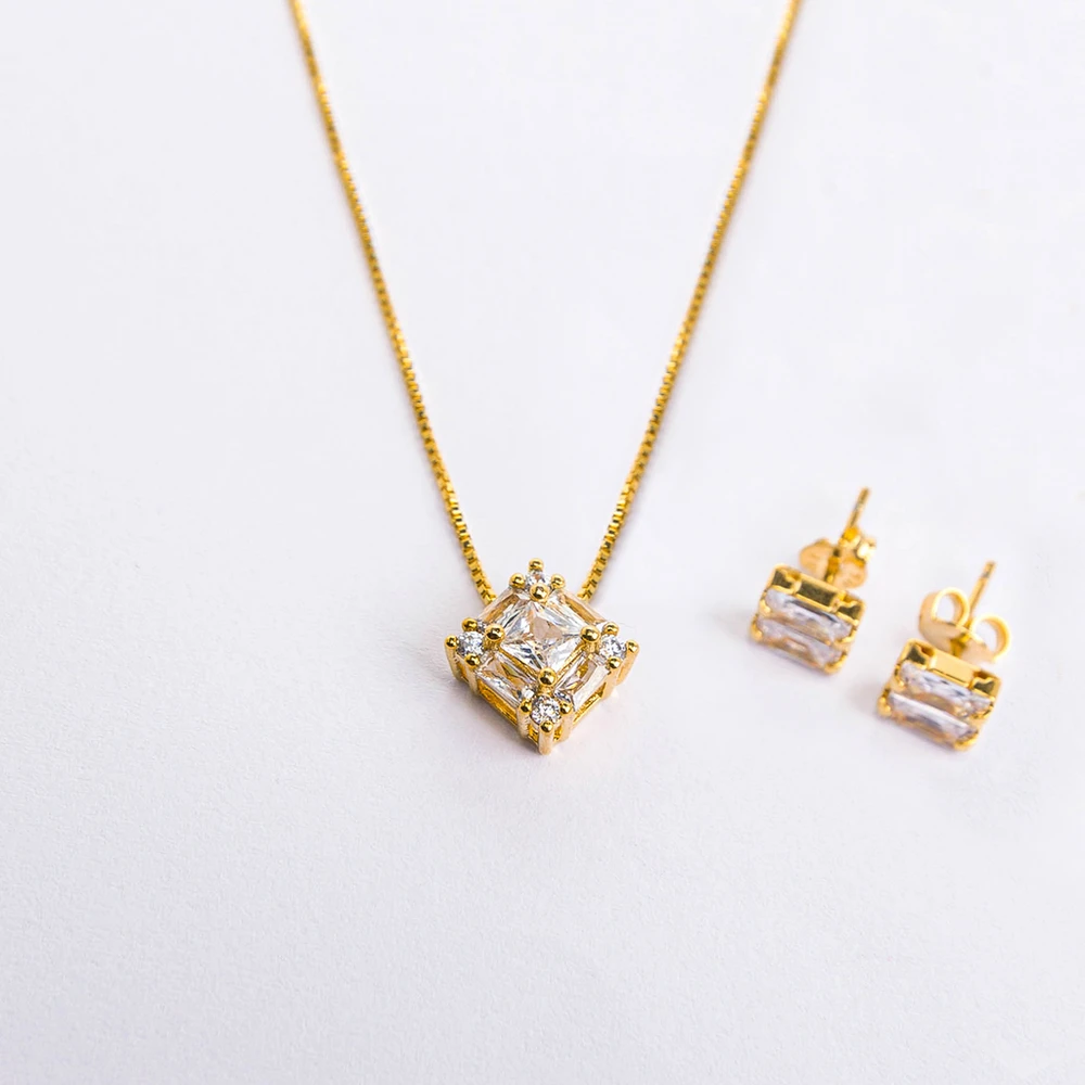 Conjunto de brincos Pedra Branco